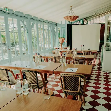 Hotel La Maison Du Bassin 3*